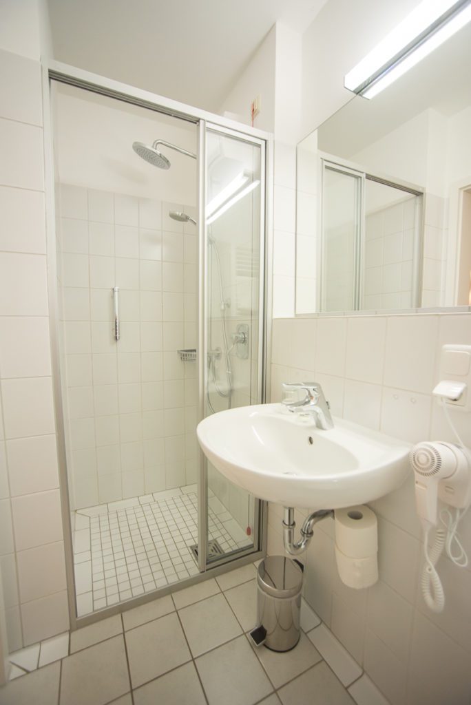 Sanitäreinrichtung eines Klinikzimmer Akut in unserer Entzugsklinik