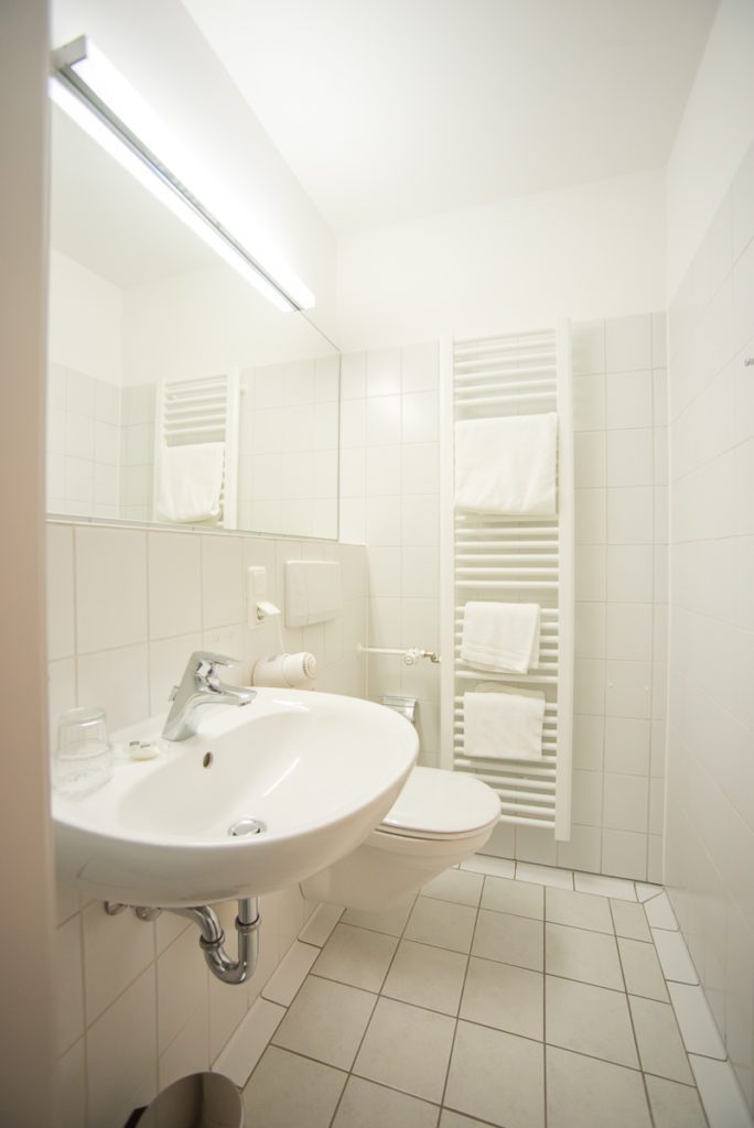 Sanitäreinrichtung eines Klinikzimmer Akut in unserer Entzugsklinik