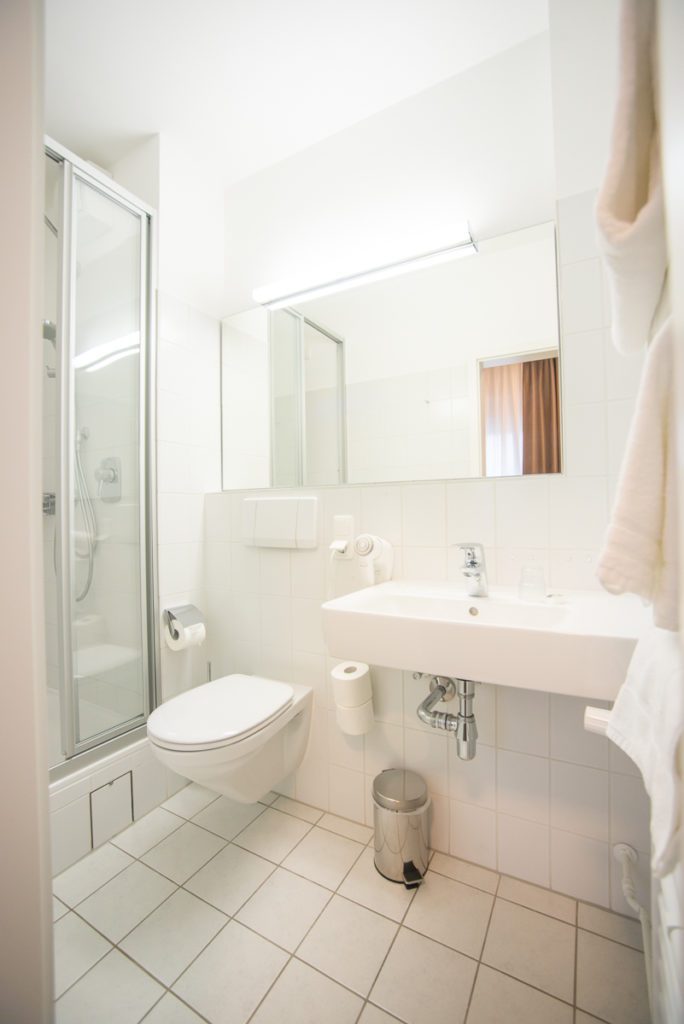 Sanitäreinrichtung eines Klinikzimmer Standard in unserer Entzugsklinik