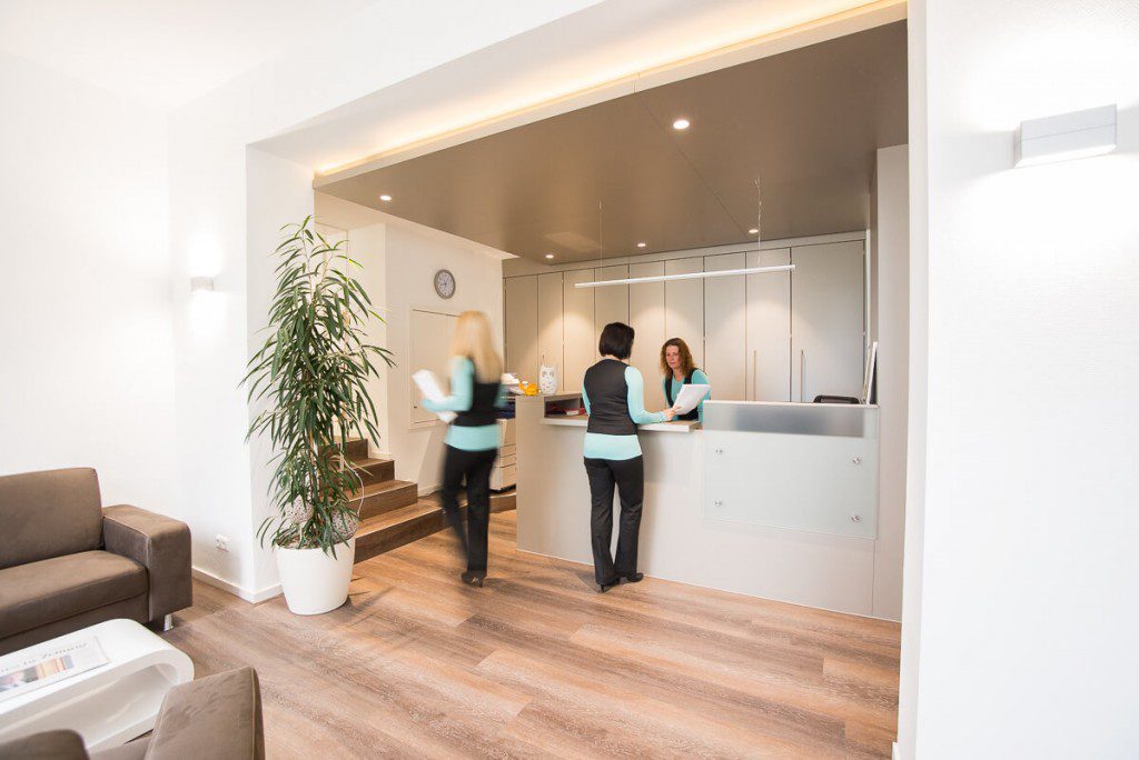 Unser moderner Empfangsbereich für eine schnelle Anmeldung