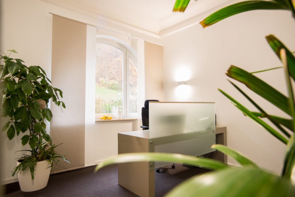 Hochmoderne und ansprechende Arbeitsbereiche für Patienten