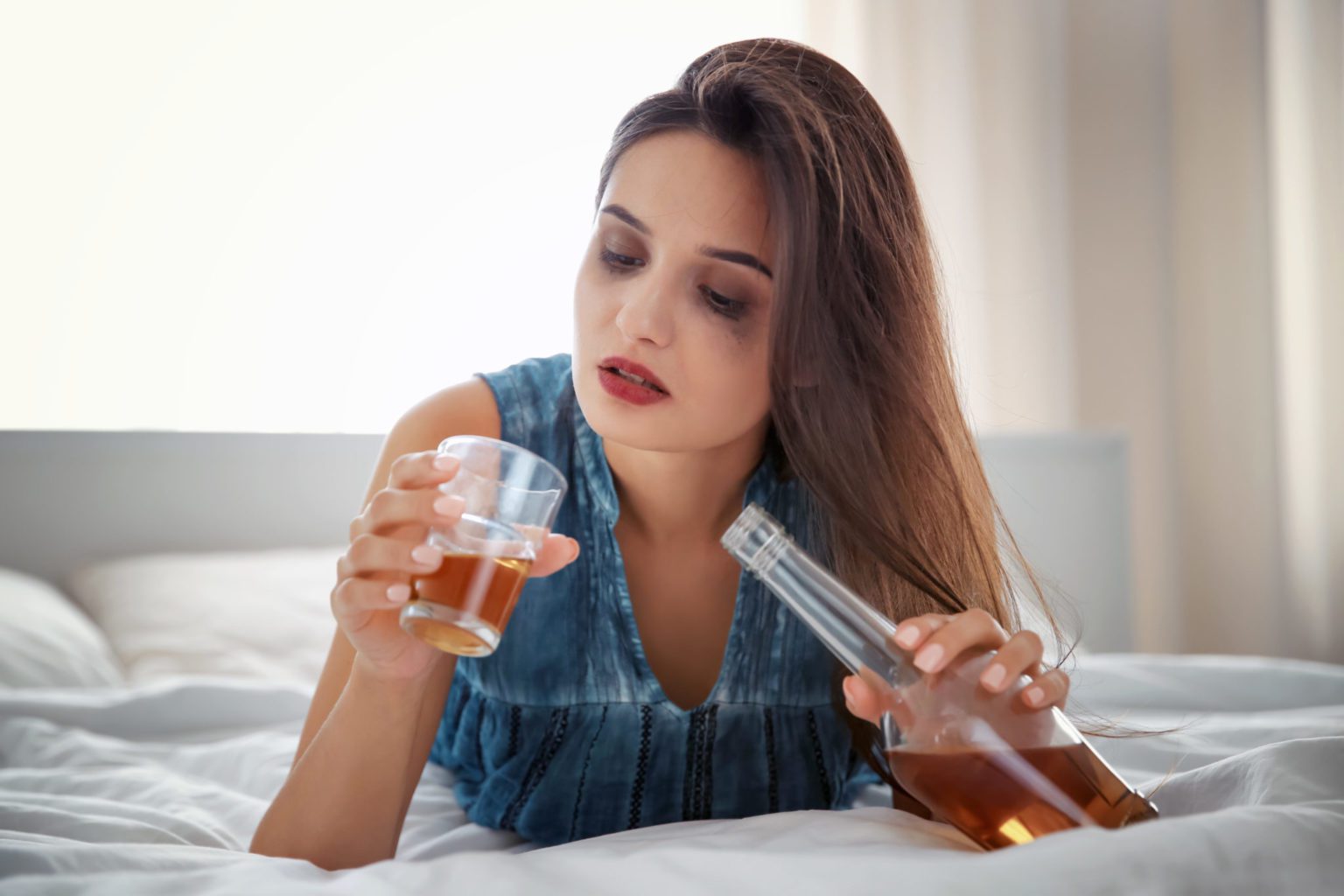 Alkoholismus bei Frauen: Ursachen, Symptome & Risiken