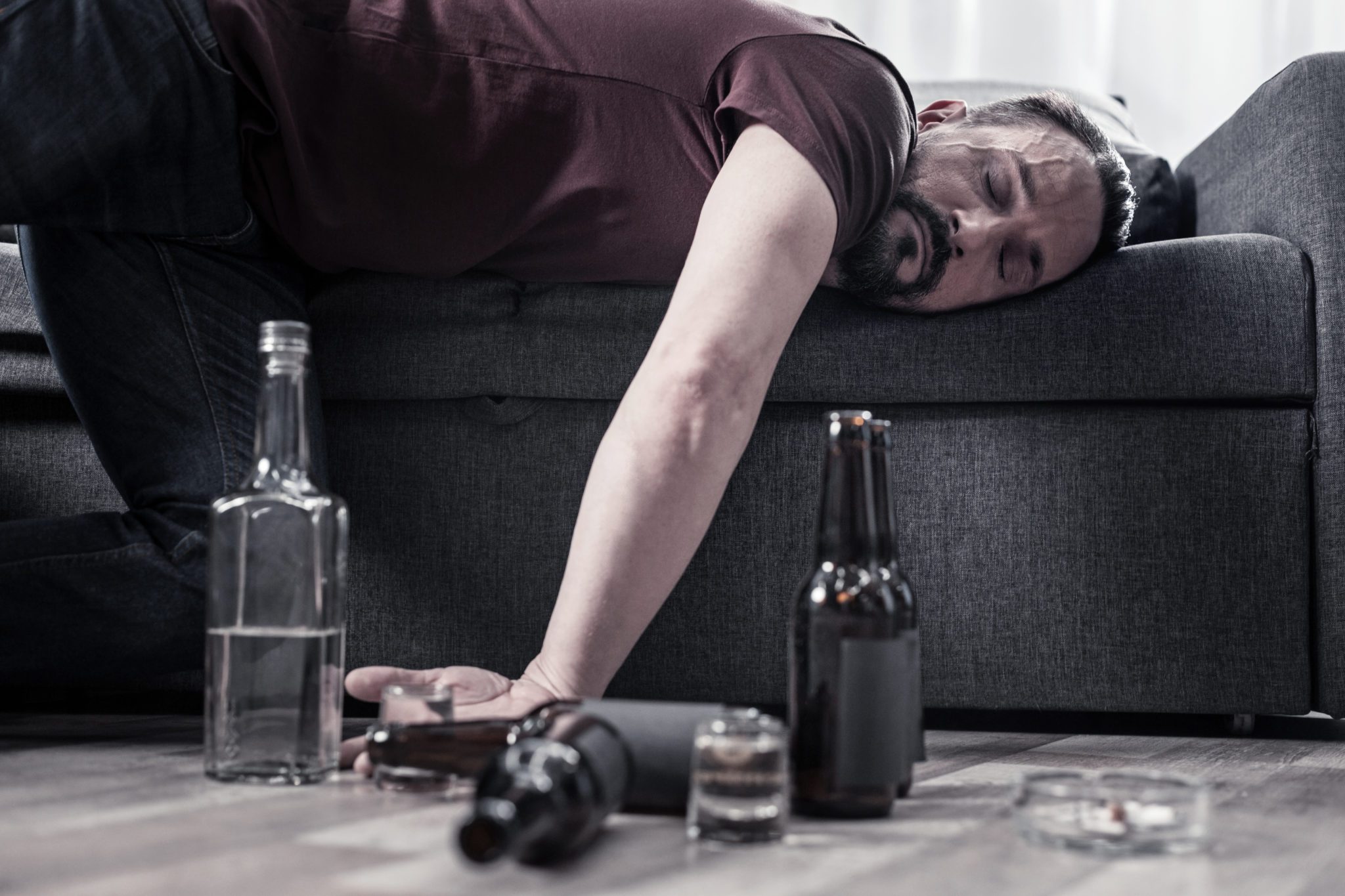 Alkohol-Absturz: Anzeichen, Risiken, Verhalten & Vermeidungstipps